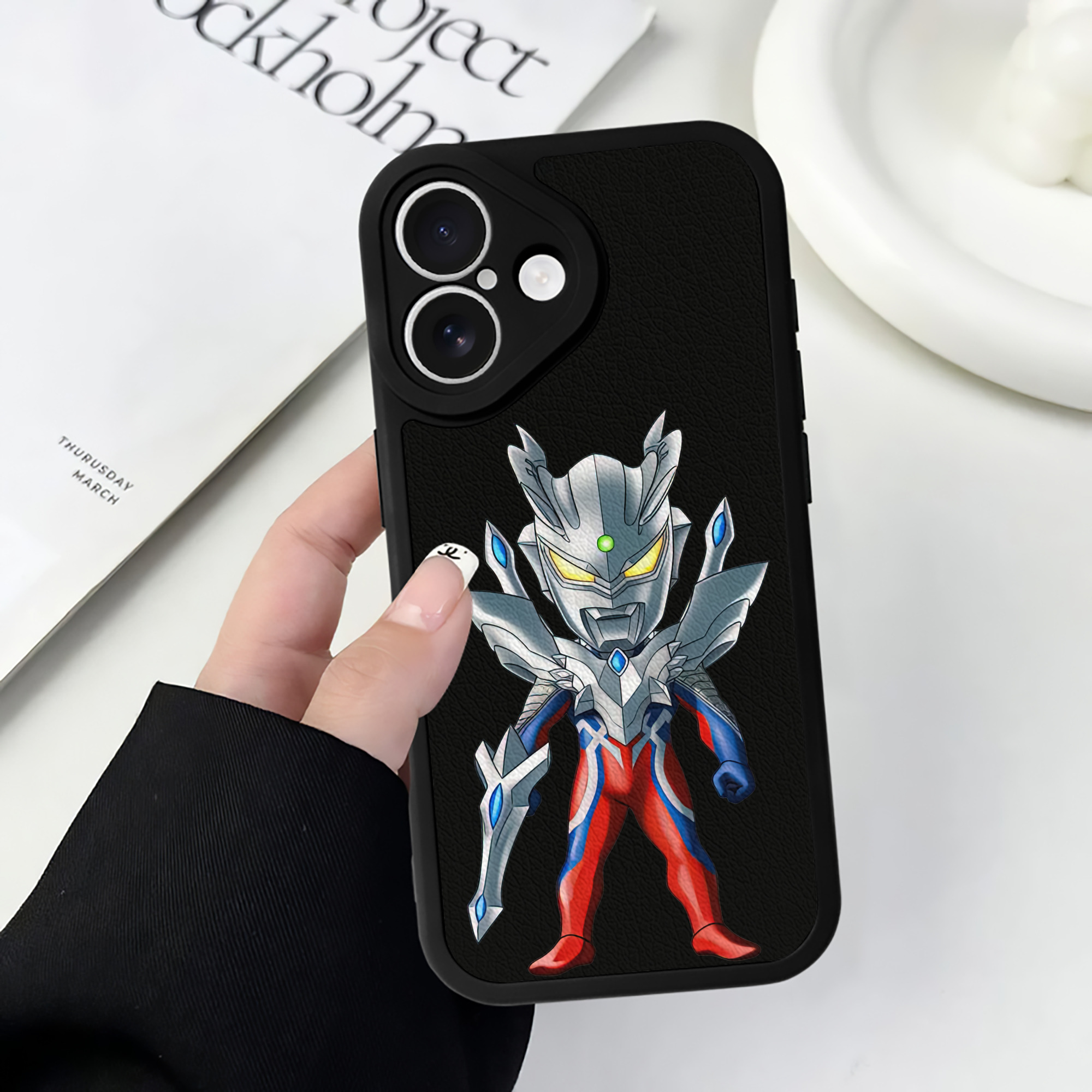 （画像用） ウルトラマン Ultraman 【iPhone 16シリーズ対応】シリコンスマホケース（レザー調） 材質：シリコン